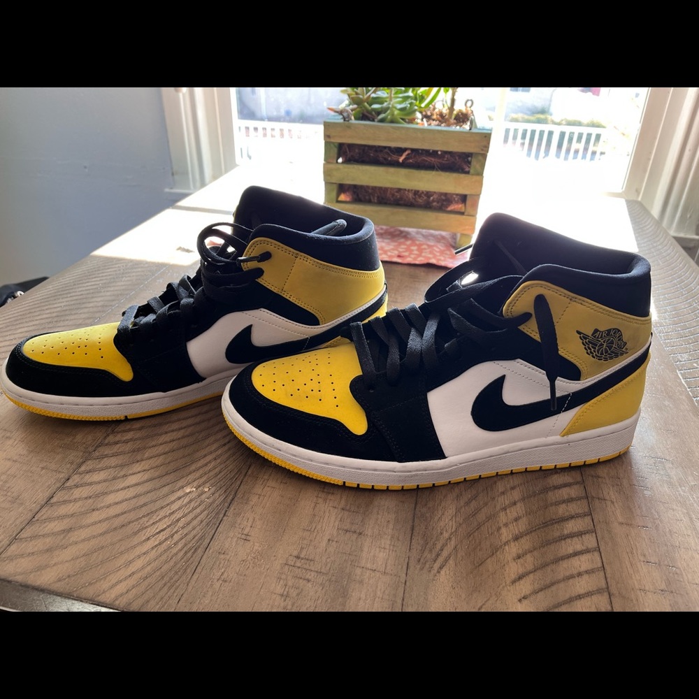 Jordan 1 mid se “Yellow Toe”